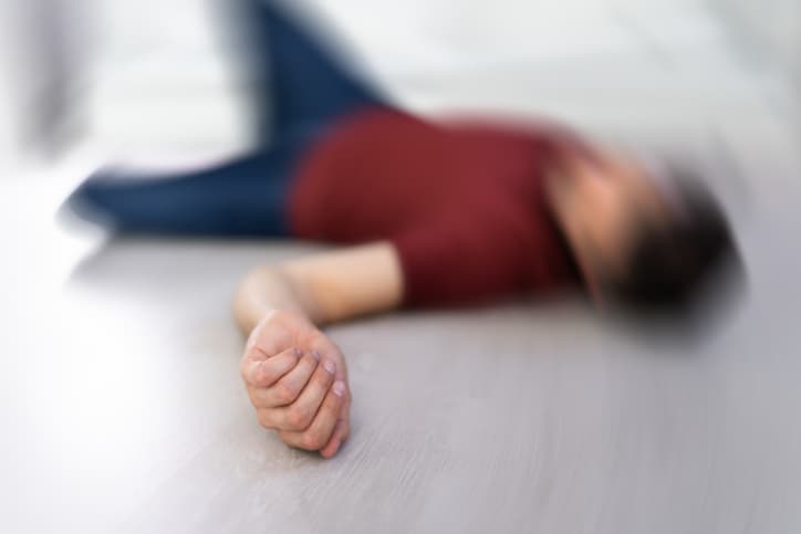 Verschwommenes Bild von einer Person, die am Boden liegt wegen einen epileptischen Anfalls.