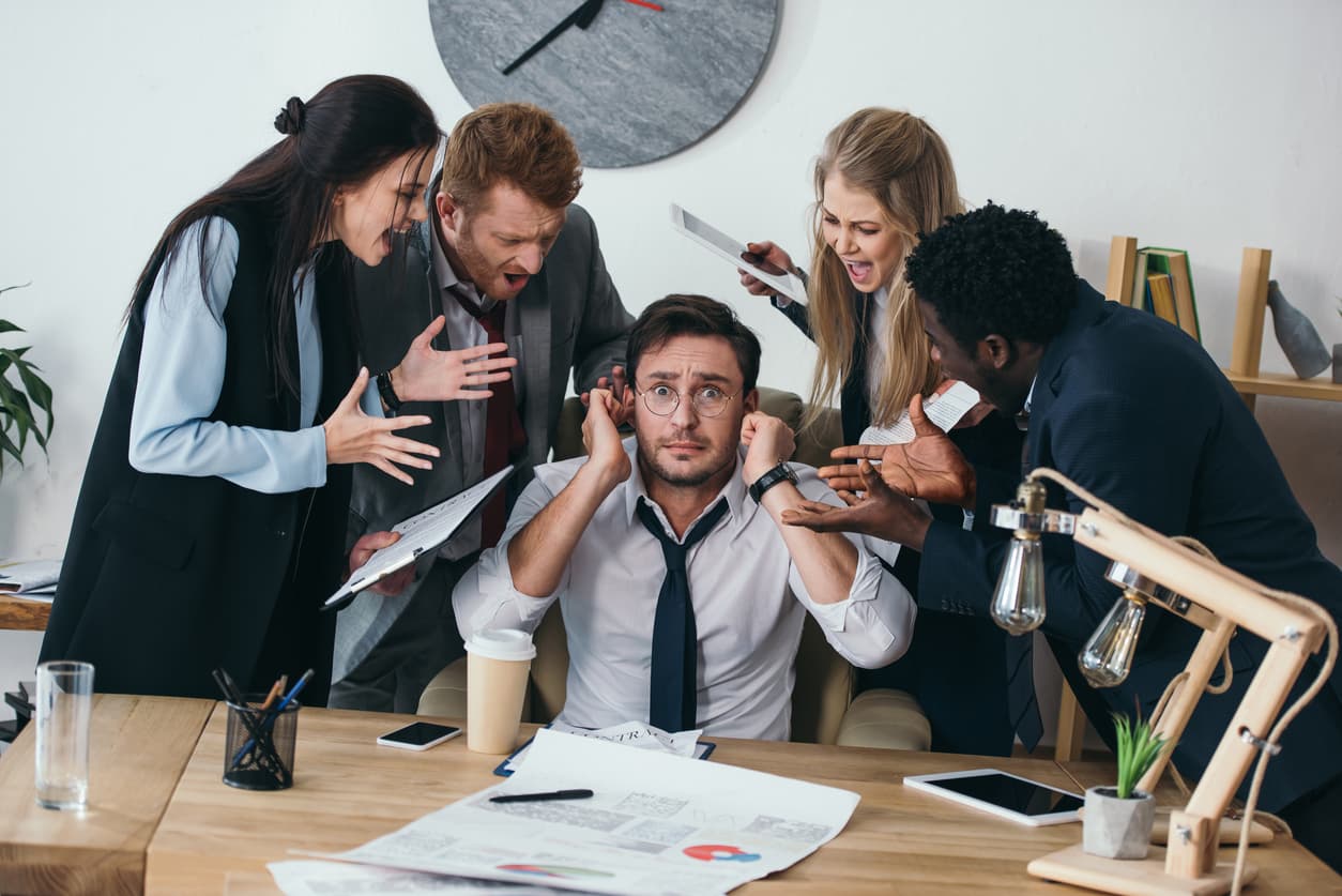 Hektischer Büroalltag mit gestresstem Mann in der Mitte. Cannabis gegen Stress könnte helfen