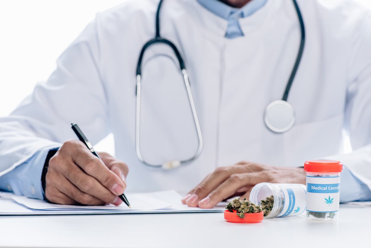 Arzt verschreibt rezeptpflichtiges Medizinalcannabis